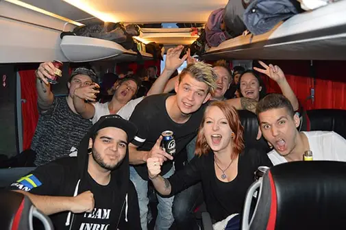 Festivalgæster i bussen på vej til Defqon.1