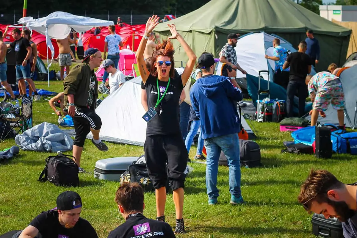 Putting up tents at Coretours camp