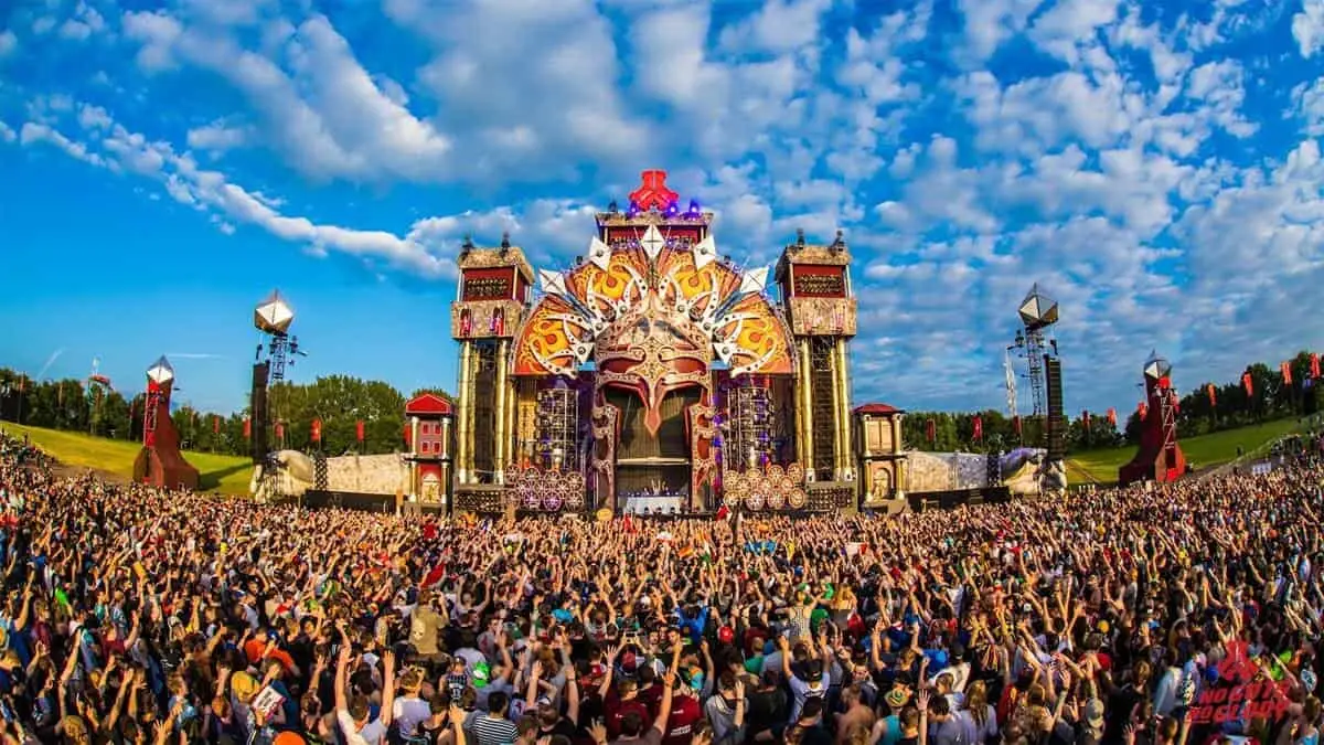 Publiken framför mainstage på Defqon.1