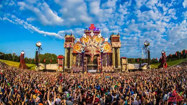 Publiken framför mainstage på Defqon.1