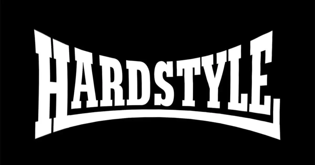 Hardstyle-logga i vit text på svart bakgrund