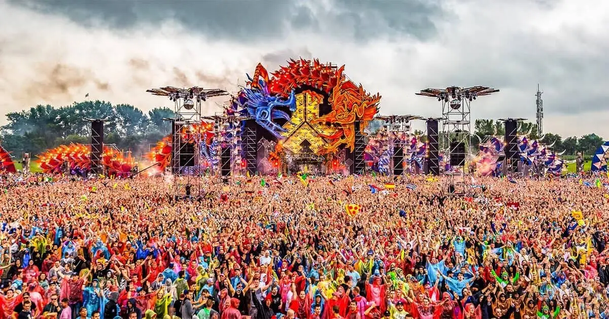 Publiken framför huvudscenen på Defqon.1
