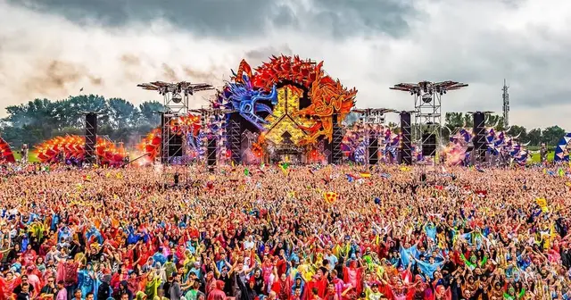 Publiken framför huvudscenen på Defqon.1