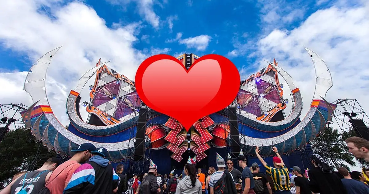 Mainstage på Defqon.1 med ett rött hjärta