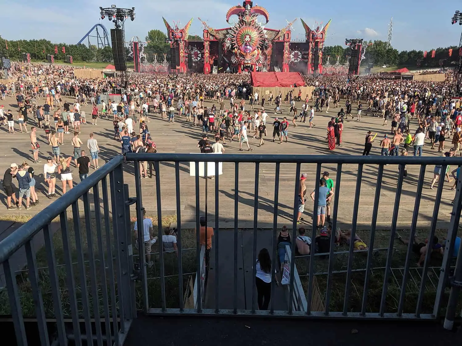 Utsikt över huvudscenen på Defqon.1