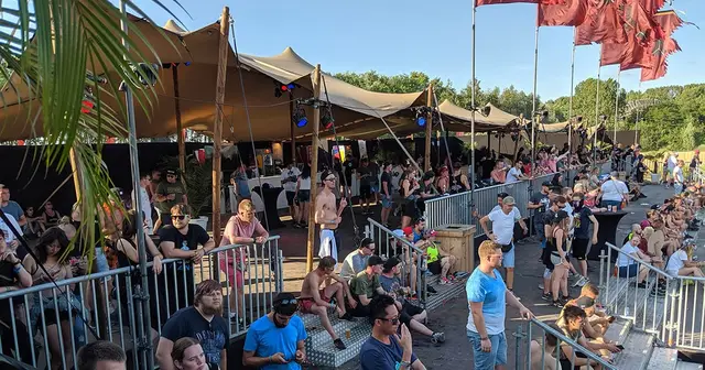 Premiumområdet på Defqon.1 med tält och publik