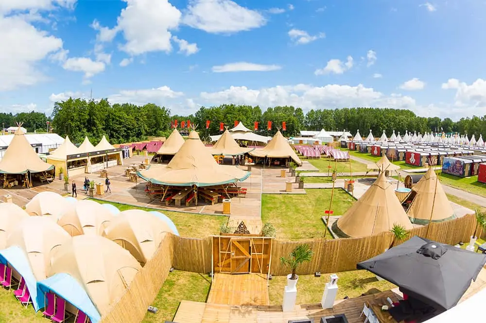 Festivalbesökare på väg till Defqon.1