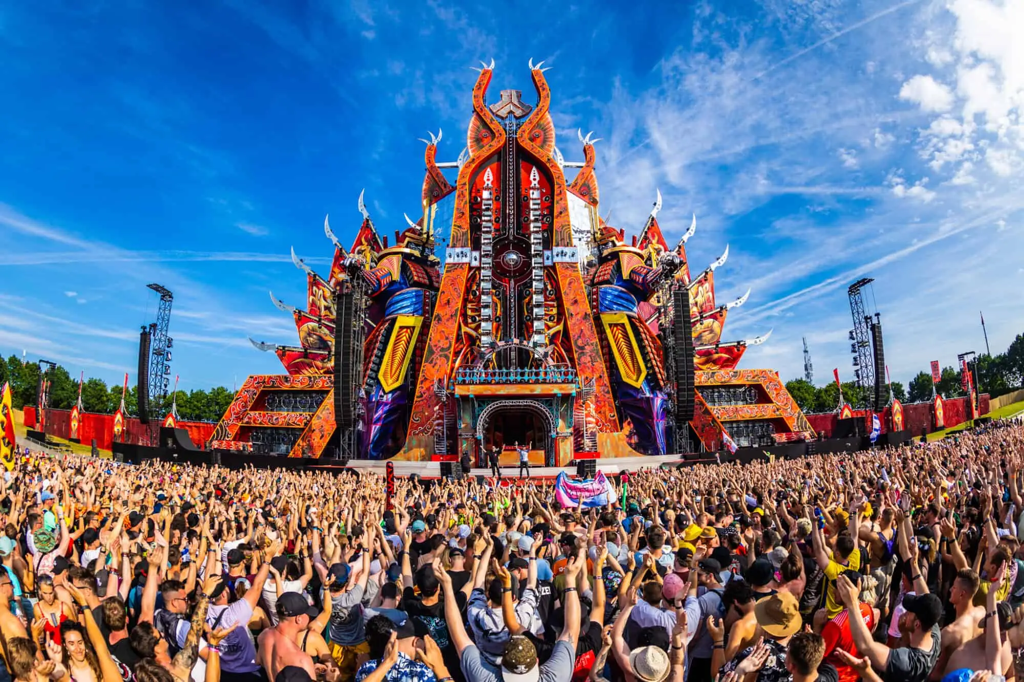 Publiken framför huvudscenen på Defqon.1