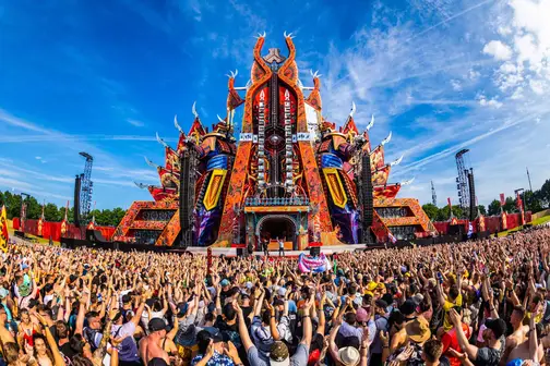 Publiken framför huvudscenen på Defqon.1